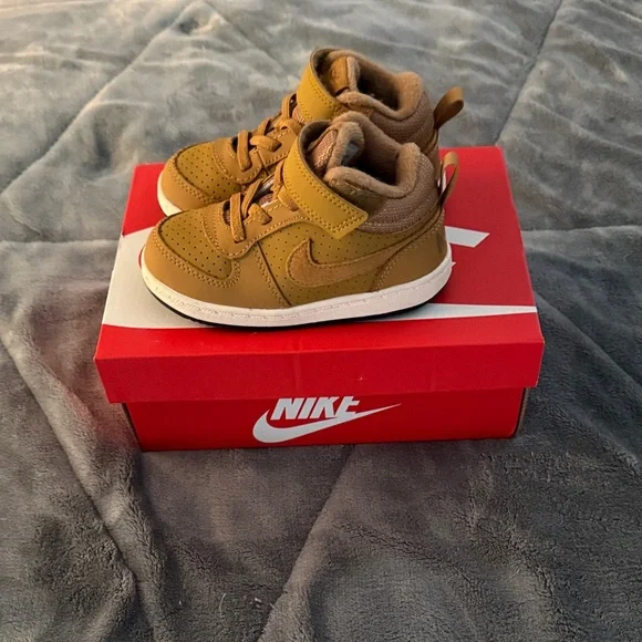 Nike Kids Sneakers - Gold and Tan - Picture 4 of 5